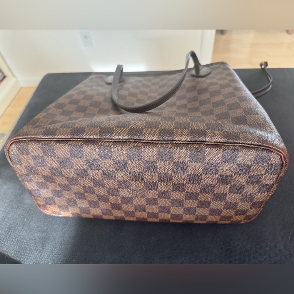 Louis Vuitton Red and Black Interior - Picture 7 of 8